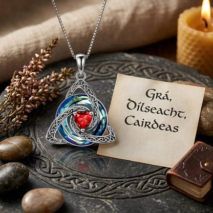 ✨Collier avec pierre de naissance et triple nœud celtique – un symbole chargé de sens, représentant l'amour et la complicité❤️