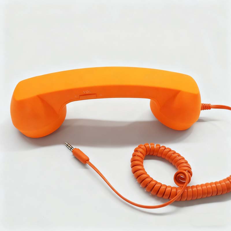 Vintage-retro-puhelimen kuuloke ja mikrofoni