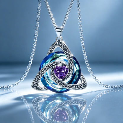 ✨Collier avec pierre de naissance et triple nœud celtique – un symbole chargé de sens, représentant l'amour et la complicité❤️