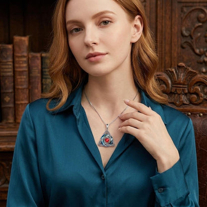 ✨Collier avec pierre de naissance et triple nœud celtique – un symbole chargé de sens, représentant l'amour et la complicité❤️