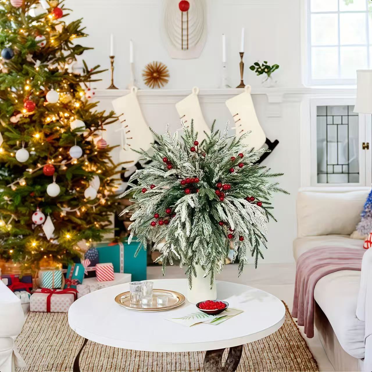 Norfolkin kuusen keinotekoisia oksia punaisilla marjoilla - kestäviä joulukoristeita!